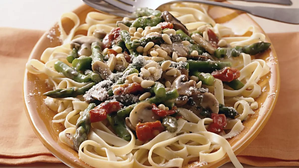 Fettuccine with Asparagus and Mushrooms