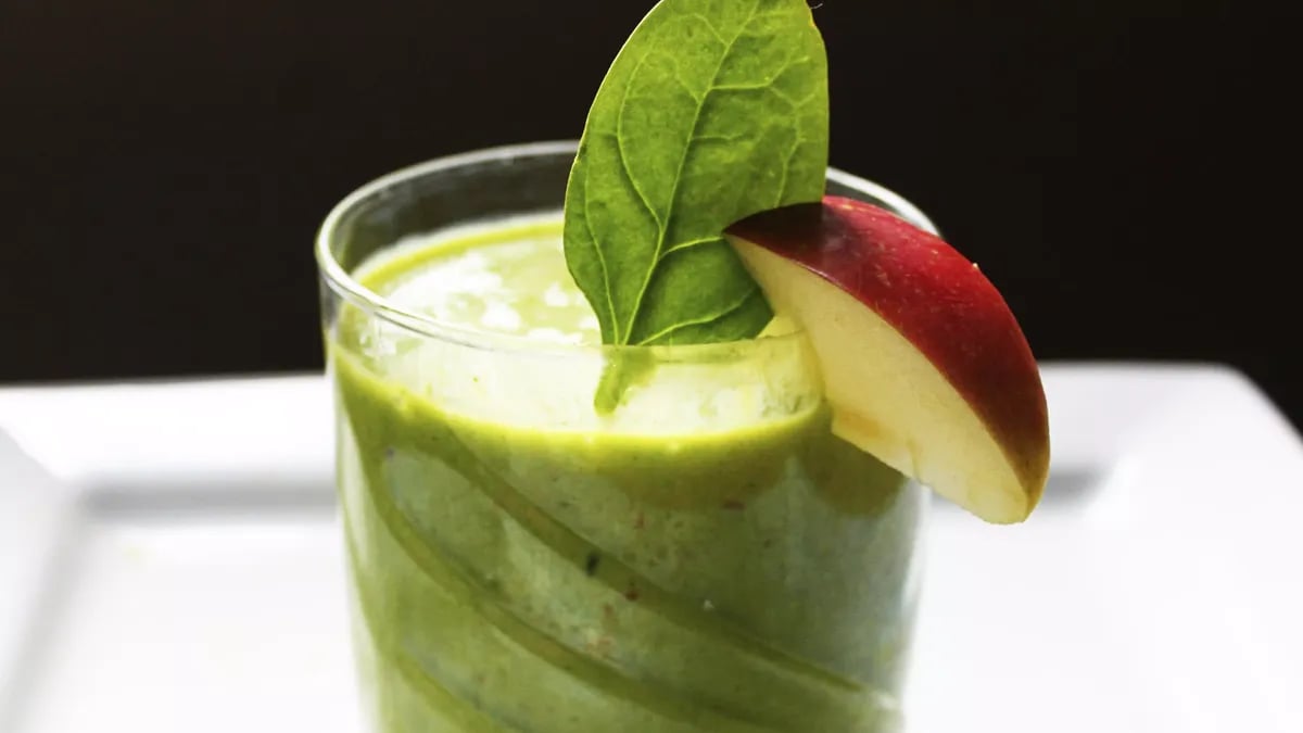 Spinach-Apple-Peach Smoothies