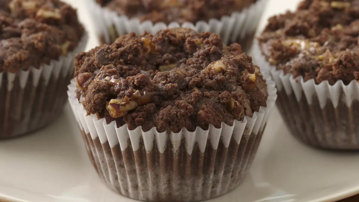 Chocolate-Caramel Crumb Cupcakes