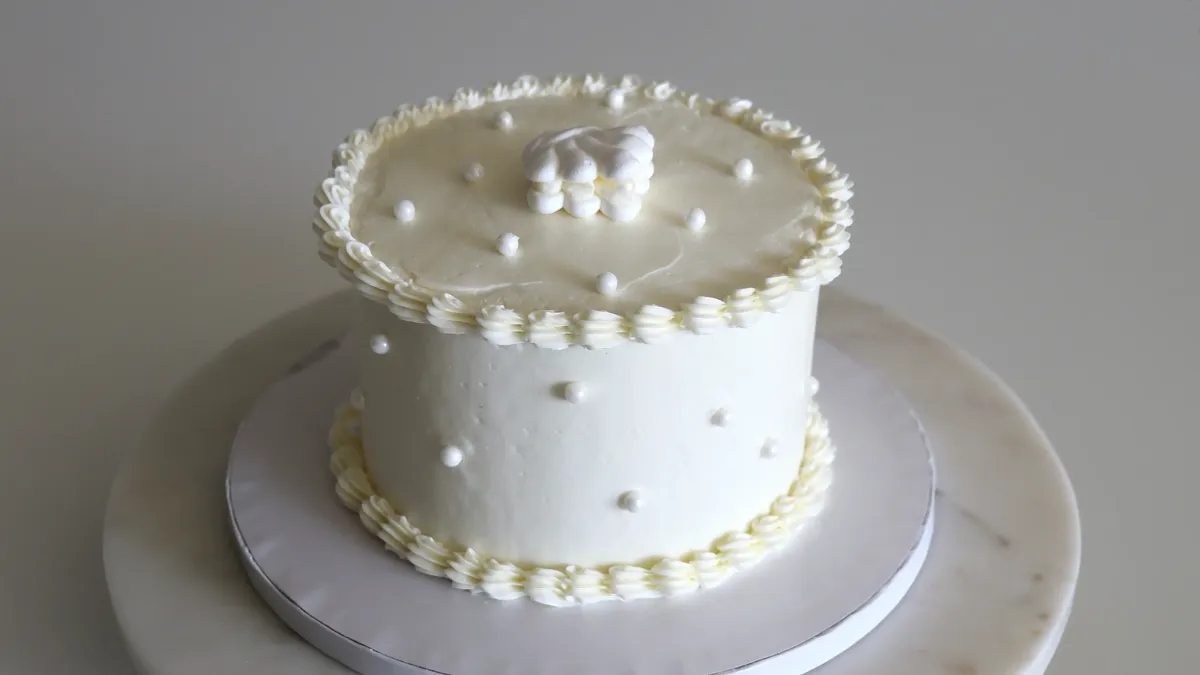 Pearl-Inspired Strawberry Cake
