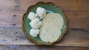 Cocimiento de tortilla tradicional de maíz azul. Una vez torteada la