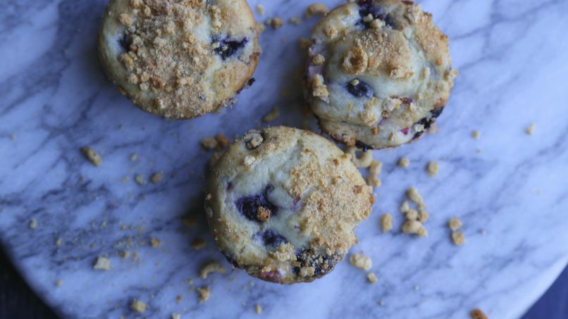 Muffins de arándanos azules y ruibarbo con migas de Honey Nut Cheerios™