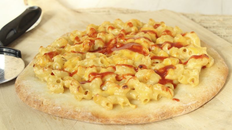 Mac and Cheese Pizza with Sriracha