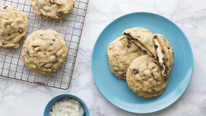 Frosting-Filled Chocolate Chip Cookies