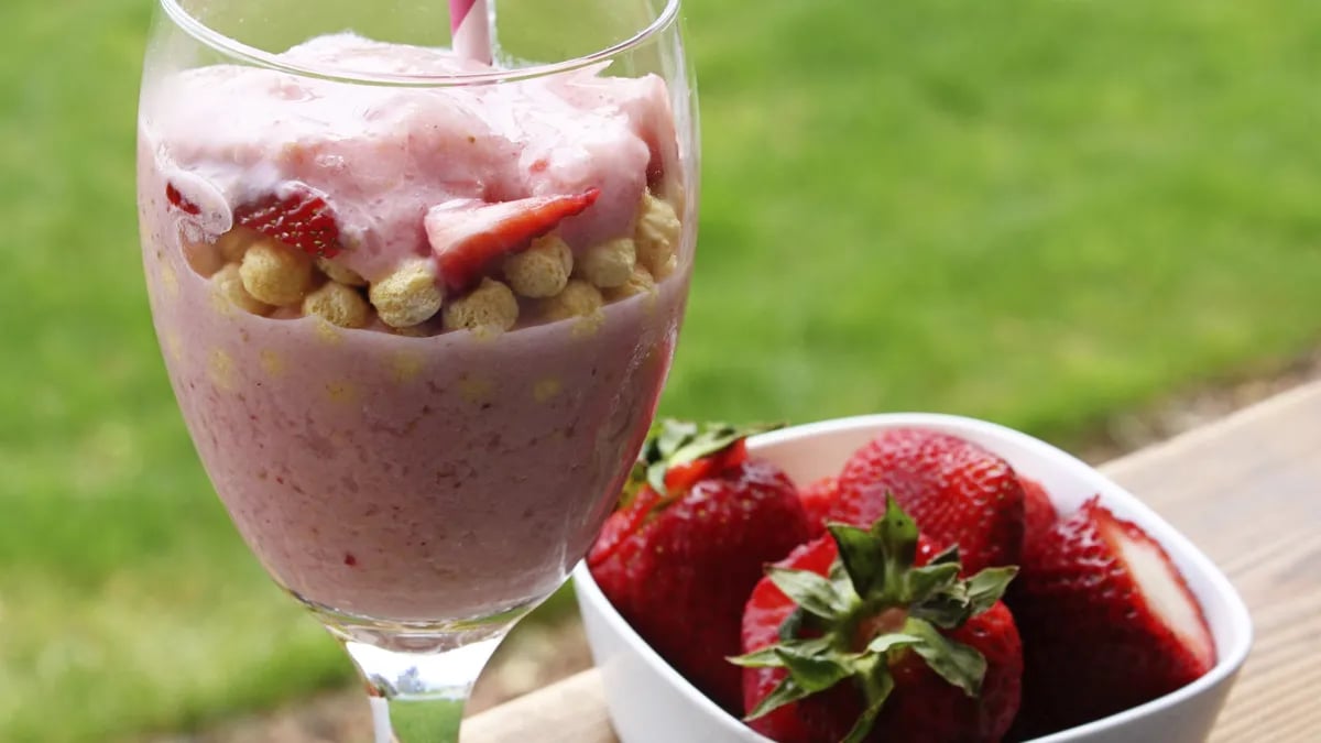 Strawberry Kix Layered Smoothie