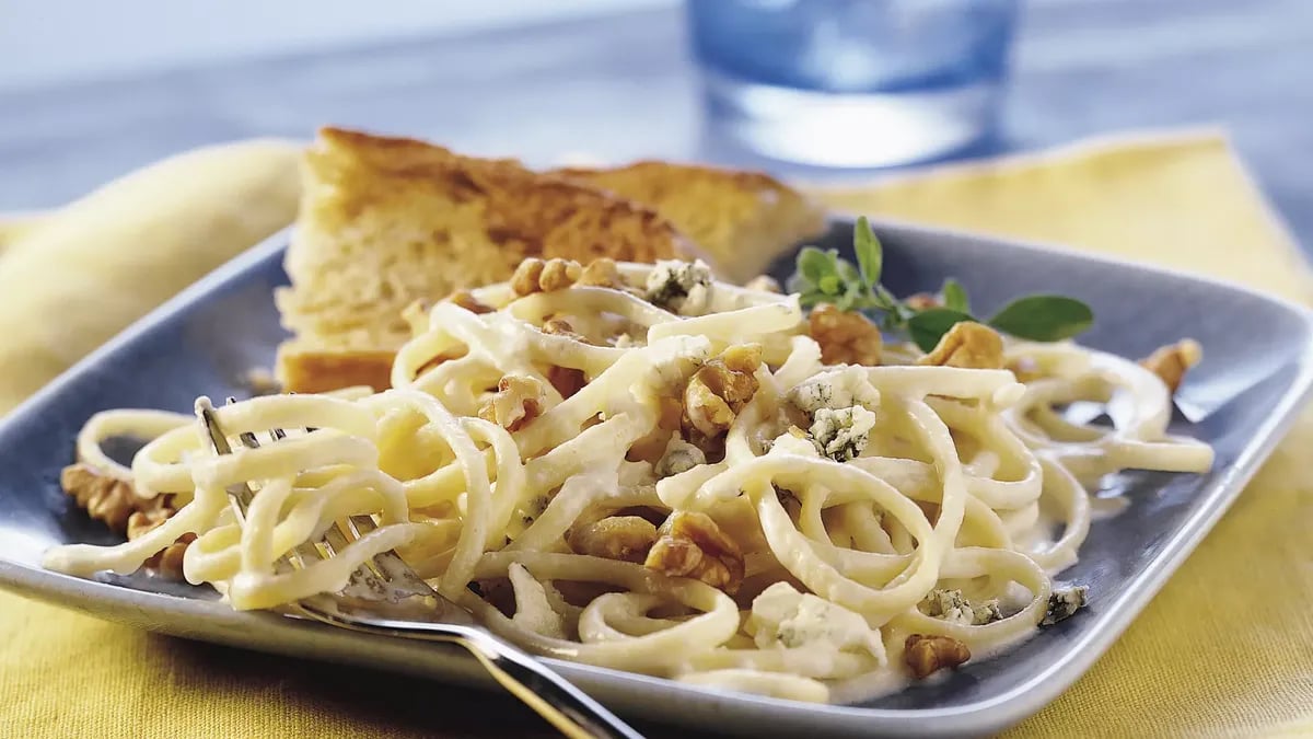 Gorgonzola Linguine with Toasted Walnuts