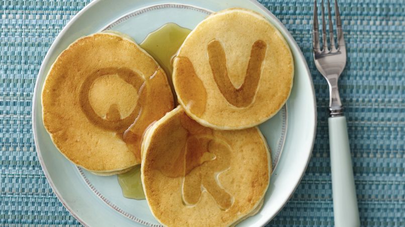 Pancakes con Crema Agria en Forma de Letras
