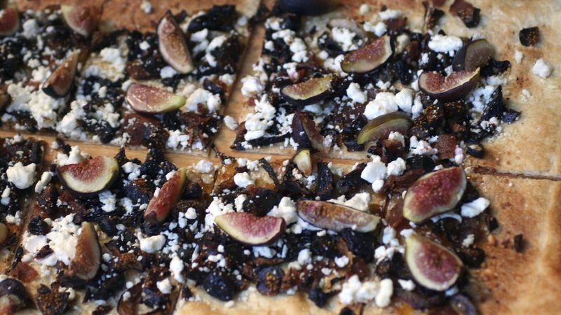 Fig, Caramelized Onion and Bacon Flatbread