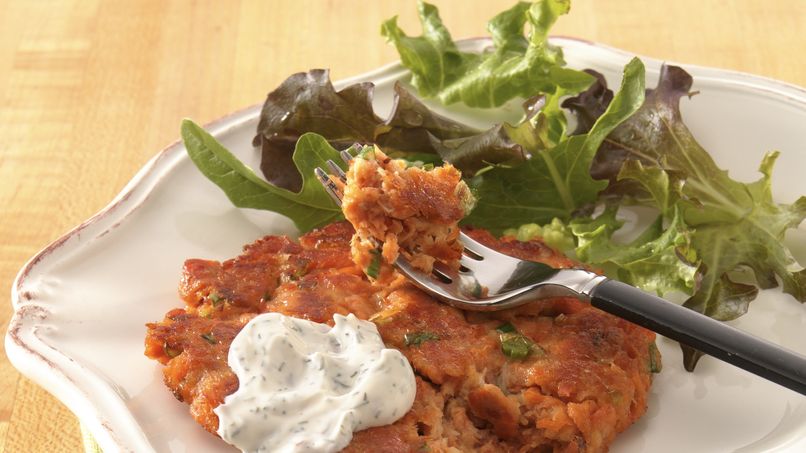 Hamburguesas de Salmón con Salsa Cremosa de Eneldo