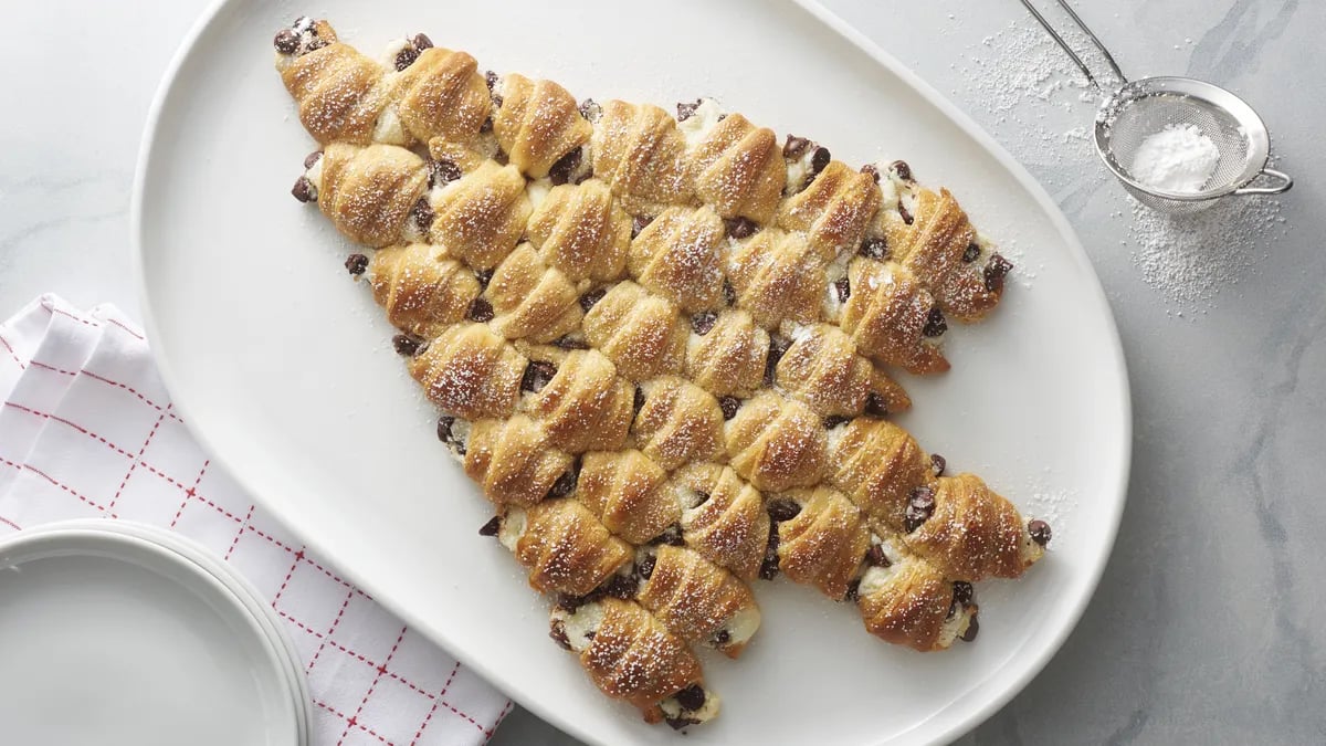 Pull-Apart Chocolate Chip Cheesecake Crescent Christmas Tree