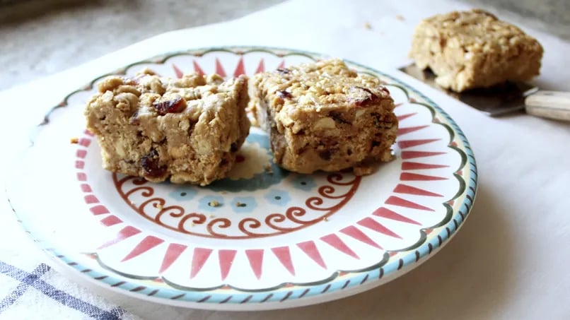 Homemade Cereal Bars with Peanut Butter, Honey and Cranberries