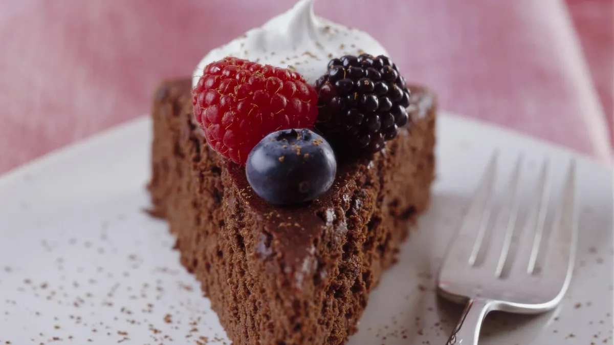 Skinny Bittersweet Chocolate Cake with Berries