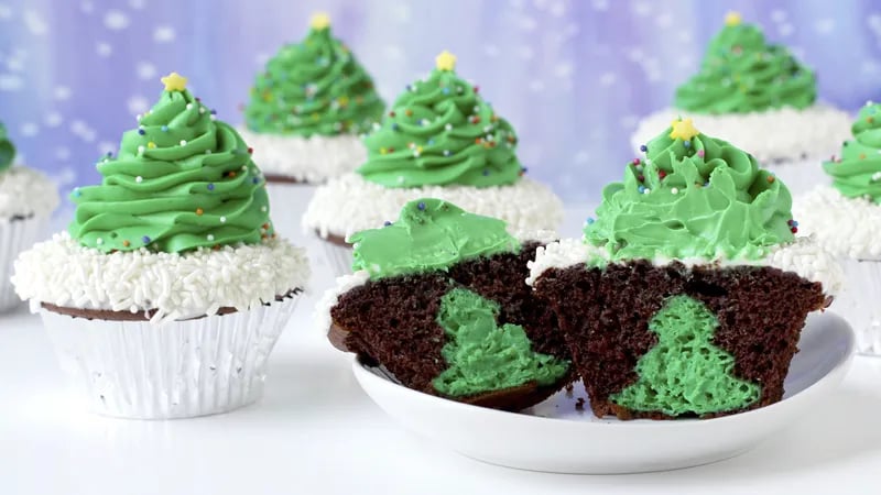 Cheesecake Stuffed Christmas Tree Cupcakes