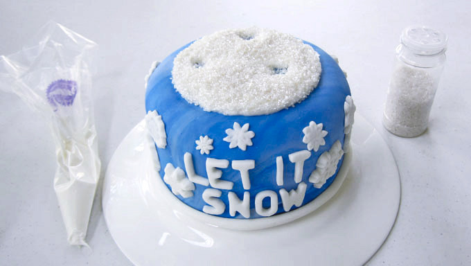Our Super Snow Globe Cake Makes The Perfect Festive Dessert
