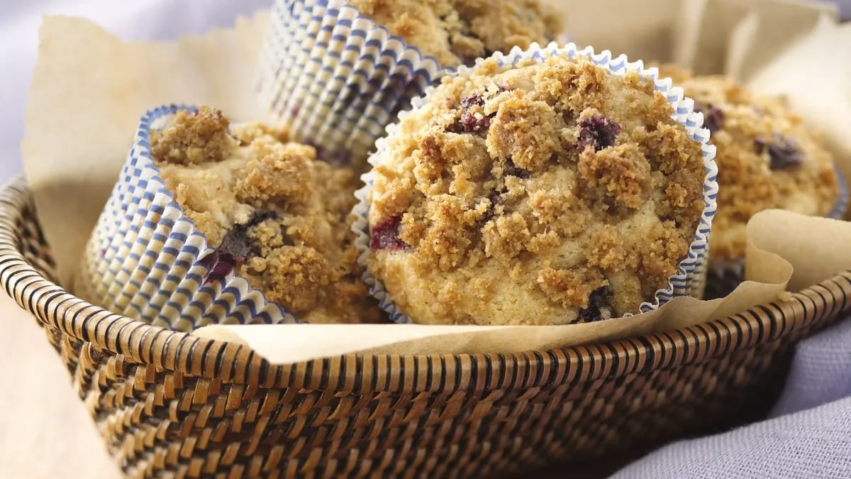 Blueberry-Streusel Muffins (White Whole Wheat Flour)