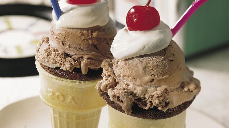 Nifty '50s Ice-Cream Cone Cakes