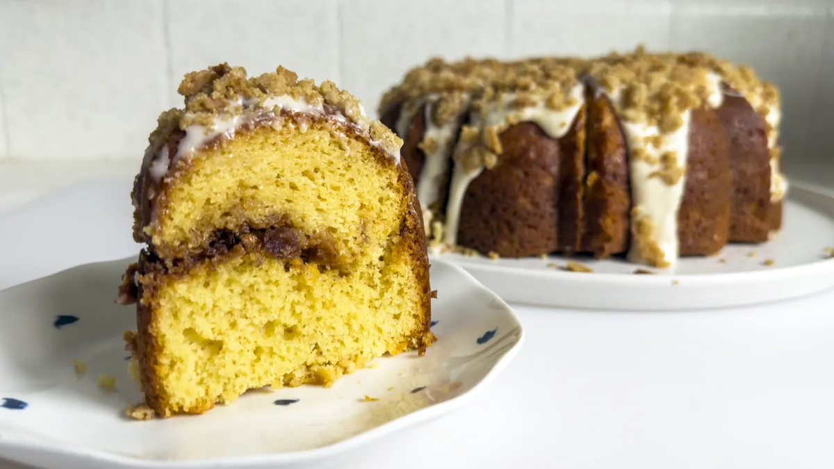 Apple Crumble Bundt Cake