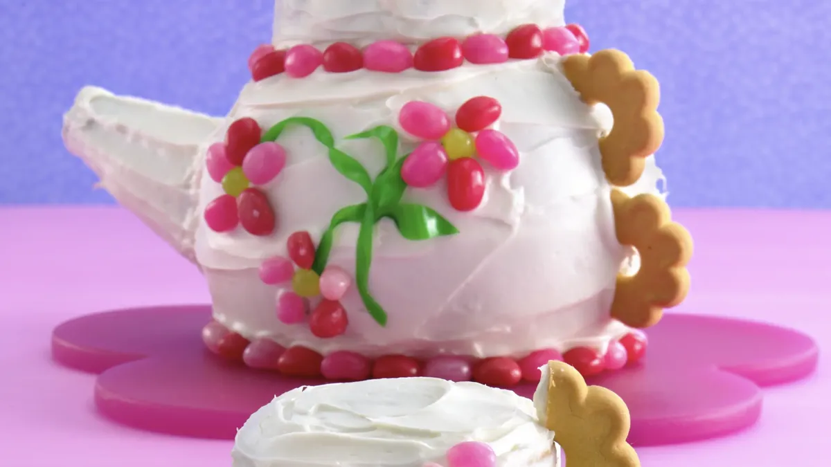 Teapot Cake with Tea-Cupcakes