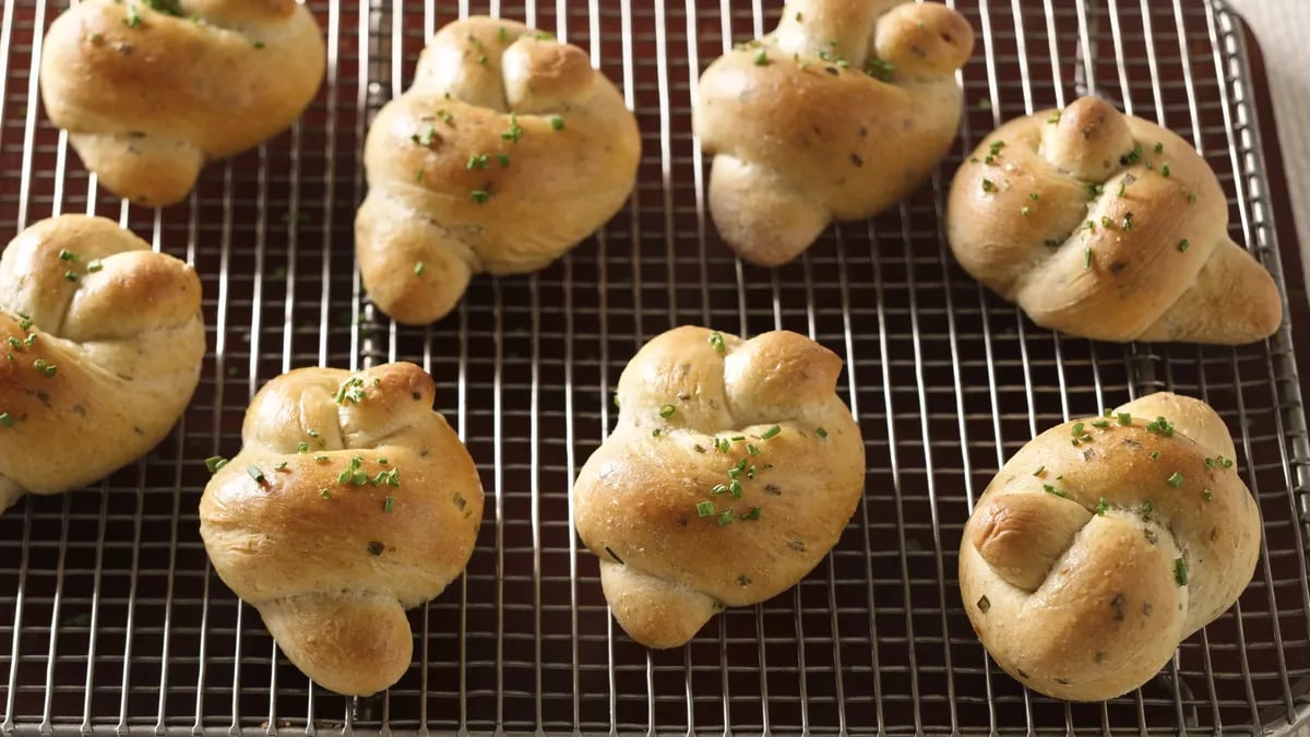 Garlic and Chive Mashed Potato Rolls