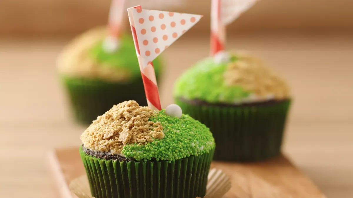 Hole-in-One Father’s Day Cupcakes