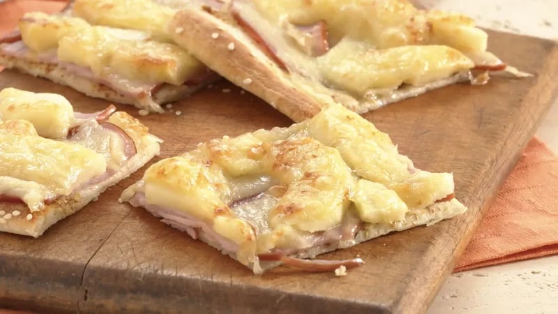 Canadian Bacon-Apple Pizza