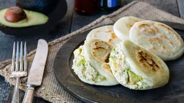 Cómo hacer 'Arepas venezolanas' rellenas de pollo de forma fácil y