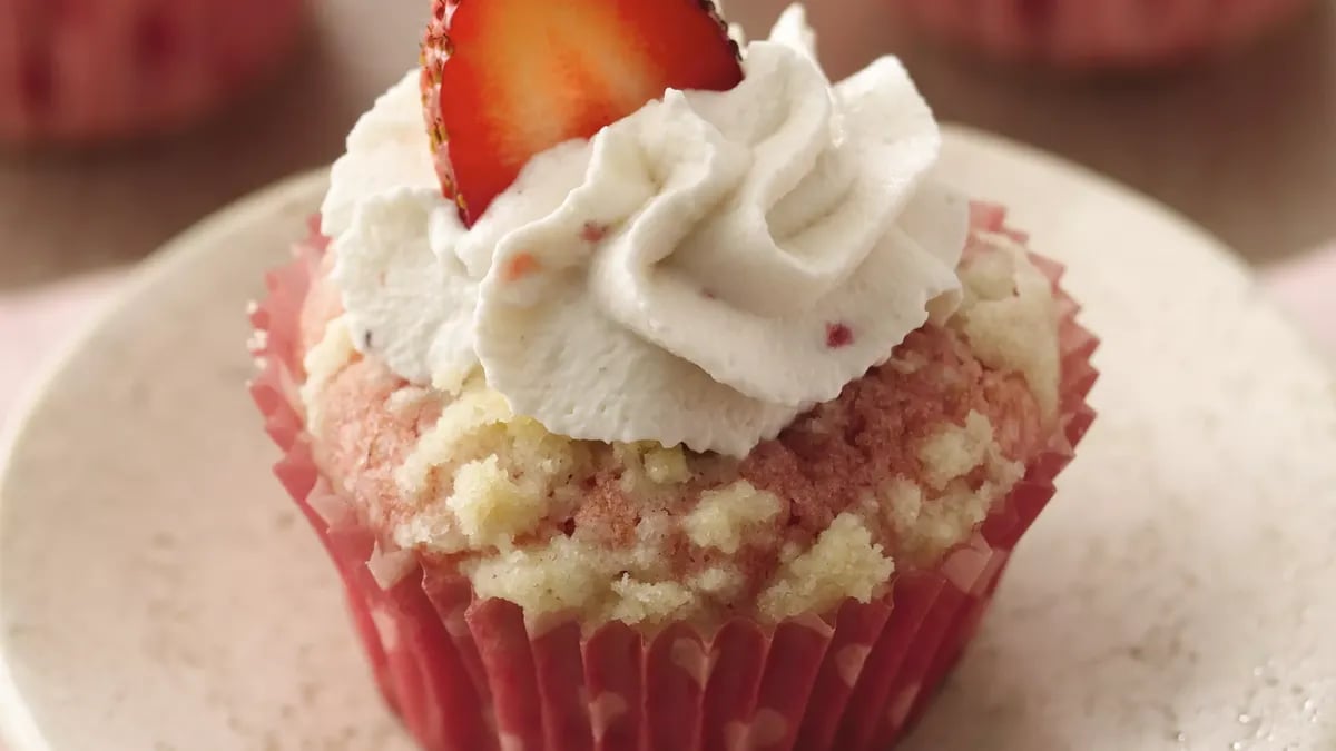 Streusel-Topped Strawberry-Rhubarb Cupcakes