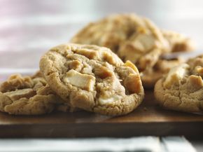 White Chocolate Chunk-Macadamia Cookies | Gold Medal Flour US