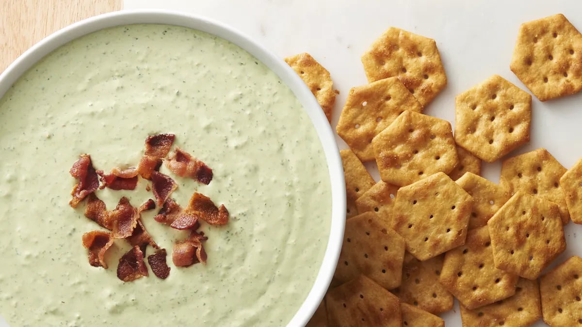 Creamy Bacon Spinach Artichoke Dip