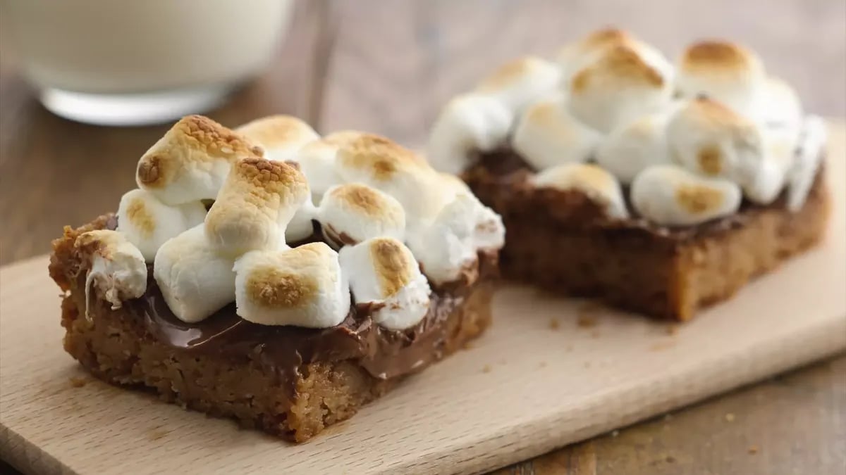 Warm Toasted Marshmallow S'mores Bars