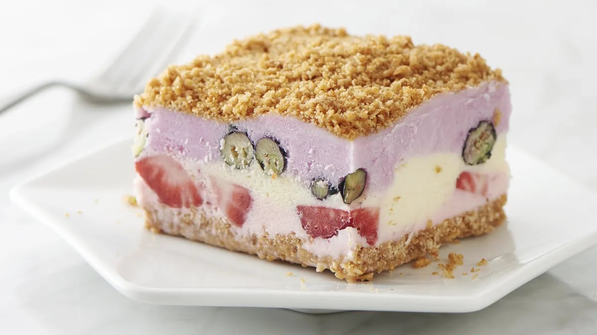 Summer Berry Crunch Cake