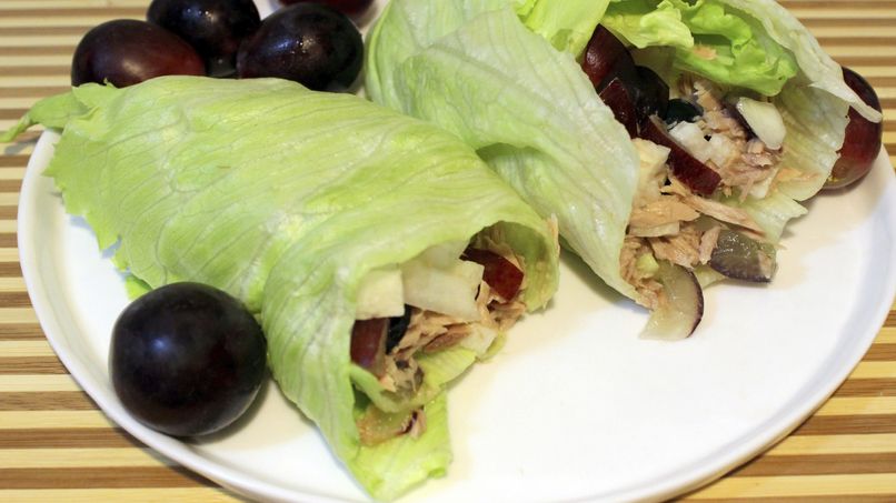 Lettuce Wraps with Tuna and Grapes
