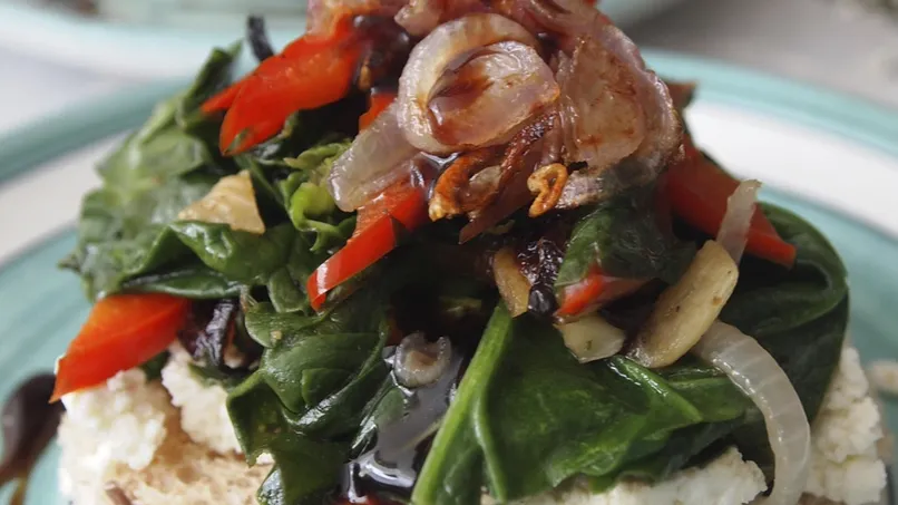 Sautéed Spinach with Caramelized Onions Recipe - QueRicaVida.com