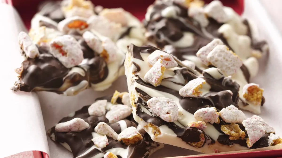 Peppermint Muddy Buddies Bark