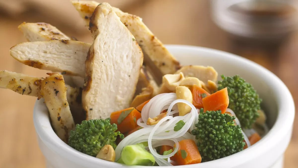 Skinny Broccoli and Peanut Chicken with Noodles