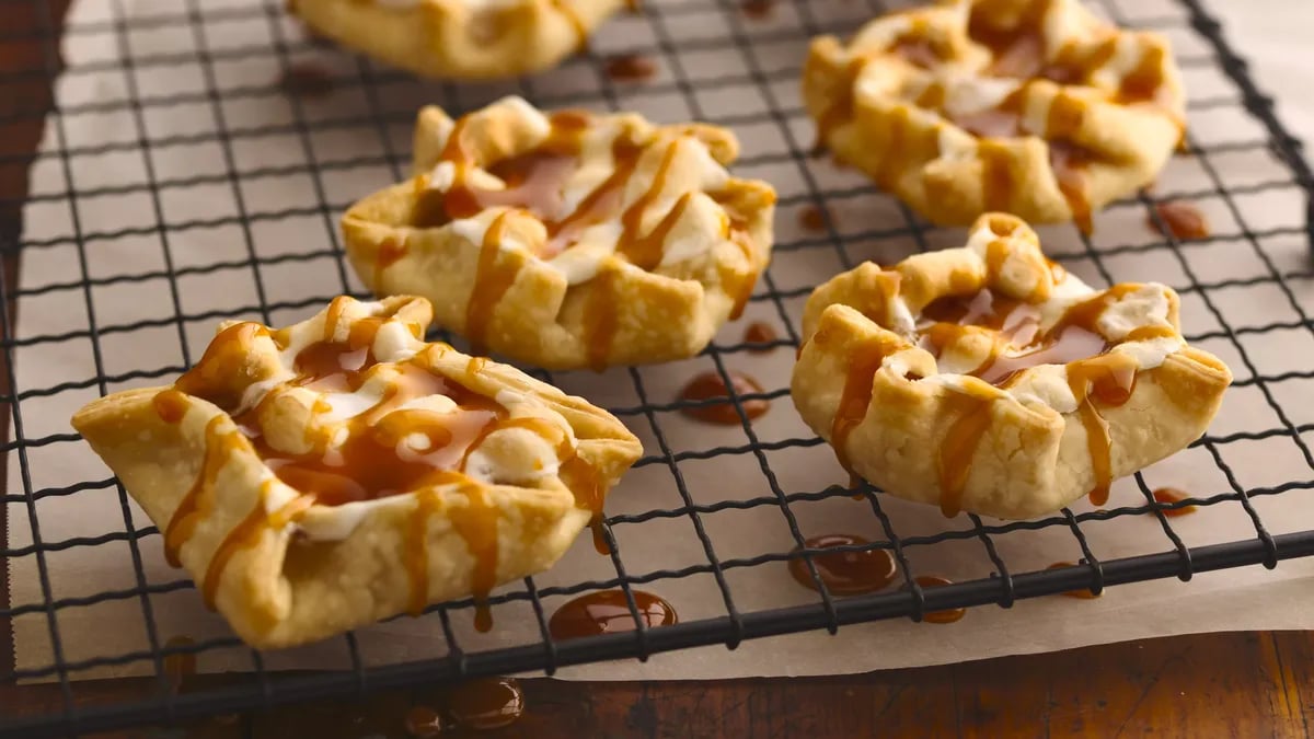 Caramel Apple-Marshmallow Tarts