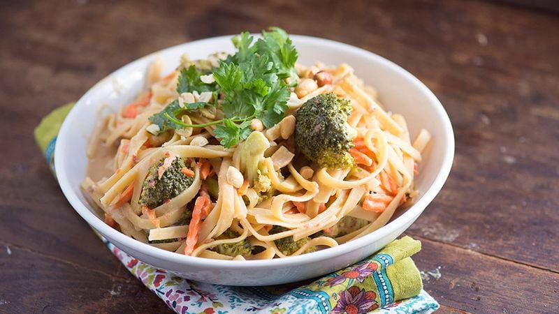 Easy Slow-Cooker Fettuccini with Peanut Sauce
