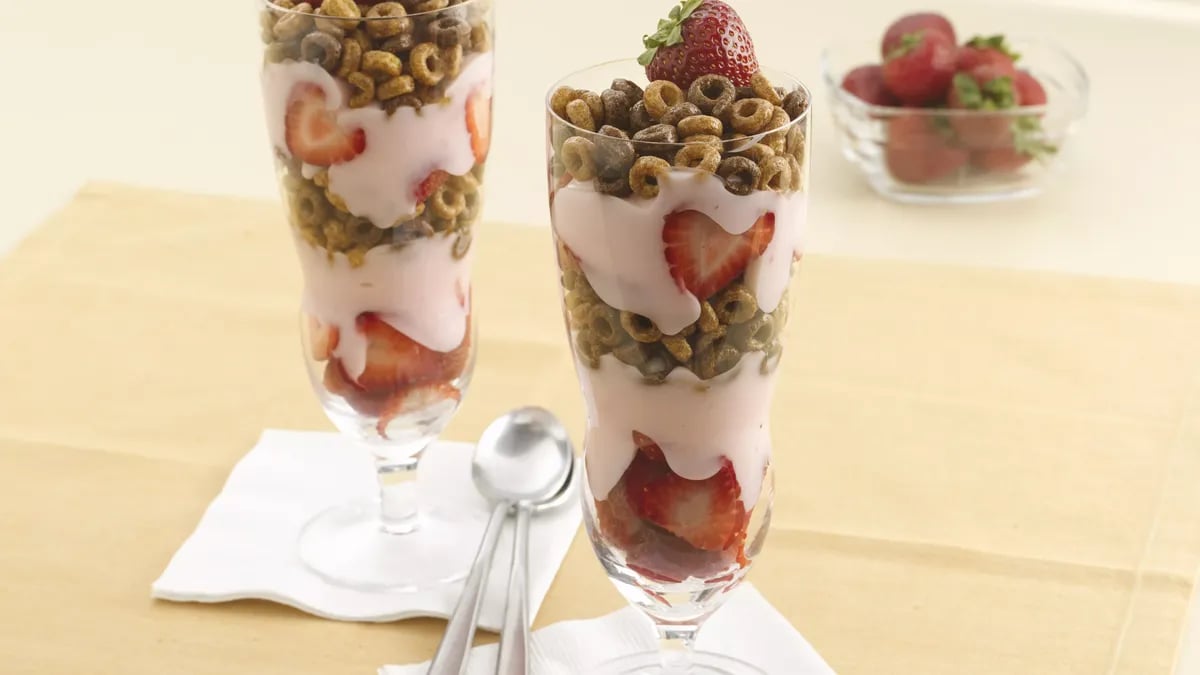 Strawberry-Chocolate Cheerios™ Parfaits