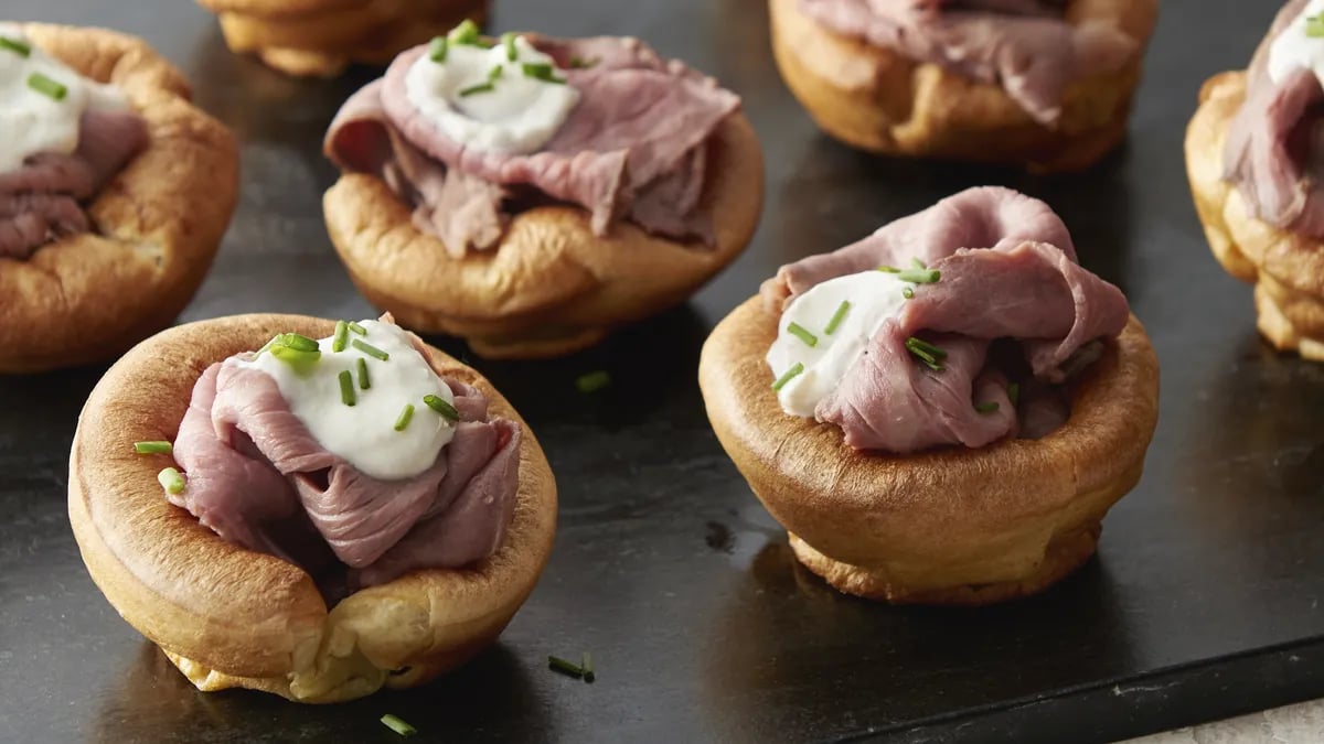 Mini Yorkshire Puddings with Roast Beef and Creamy Horseradish Sauce