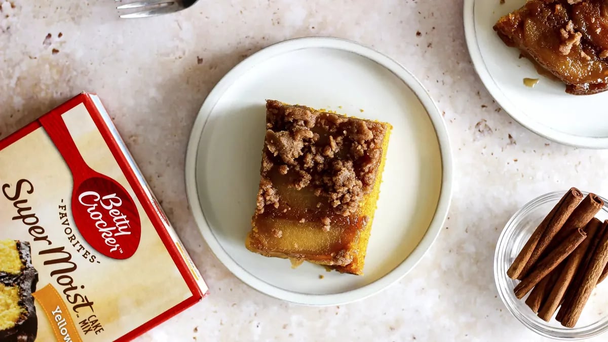 Pumpkin Spice Apple Upside-Down Cake