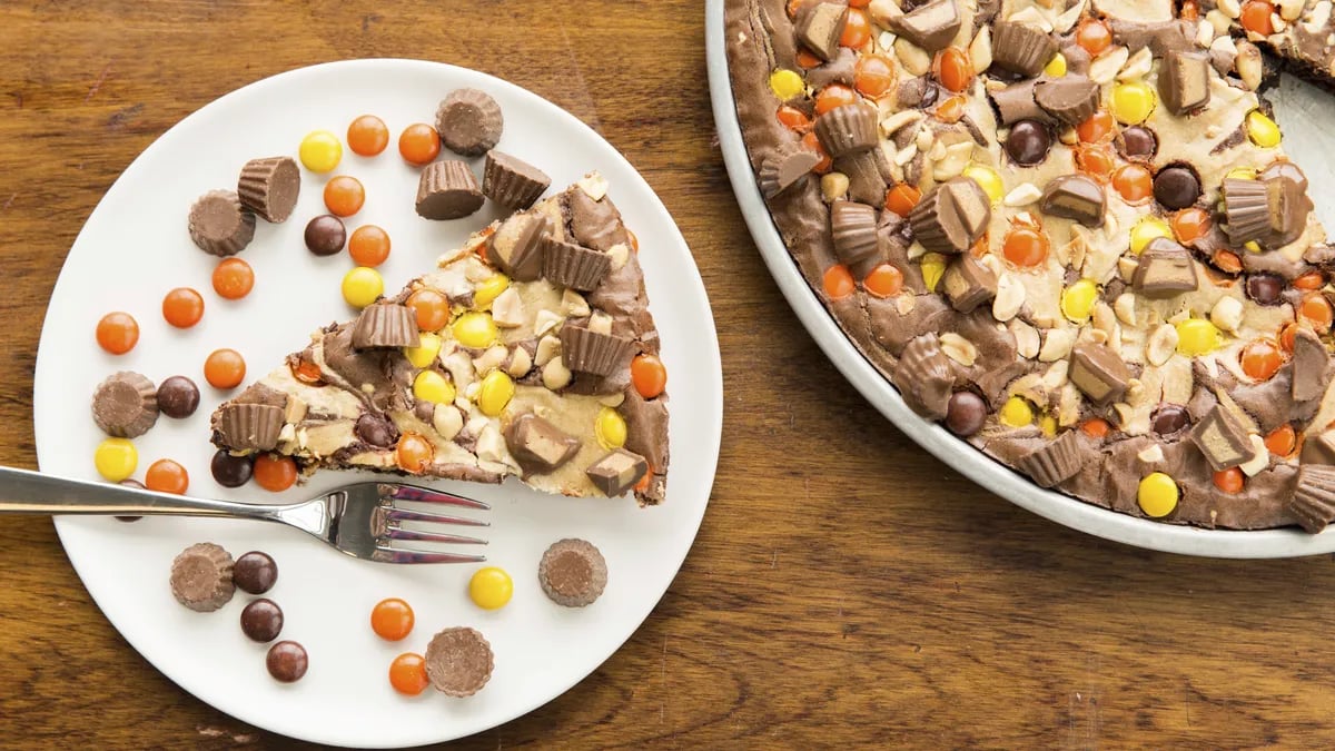 REESE'S™ Peanut Butter Cup Brownie Pizza