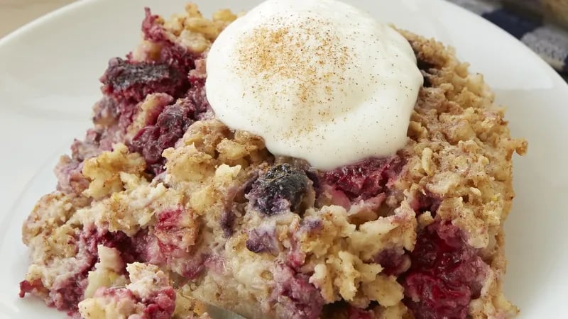 Baked Berry Yoghurt Oatmeal